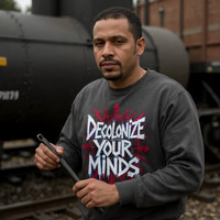 Decolonize Your Minds: Dark Grey (ms) - Basic Sweatshirt