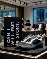 R8RZ: Classic Walking Trainers