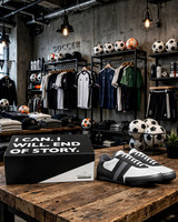 9 R8RZ: Striped Indoor Soccer Style Shoes