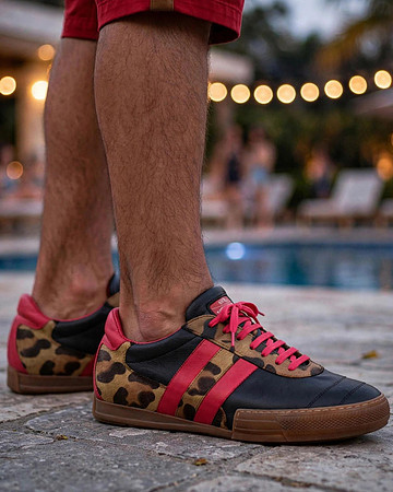 Striped Indoor Soccer Style Shoes: Levito