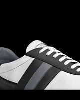 9 R8RZ: Striped Indoor Soccer Style Shoes