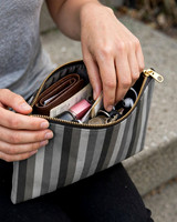 Zipper Pouch: Être Modeste (Modest Being)