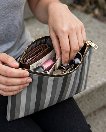 Zipper Pouch: Être Modeste (Modest Being)