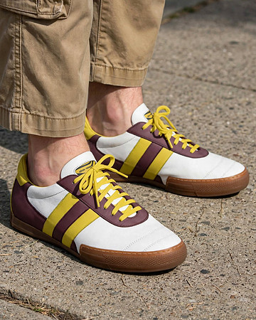 Indoor Style Striped Soccer Shoes: Trojan